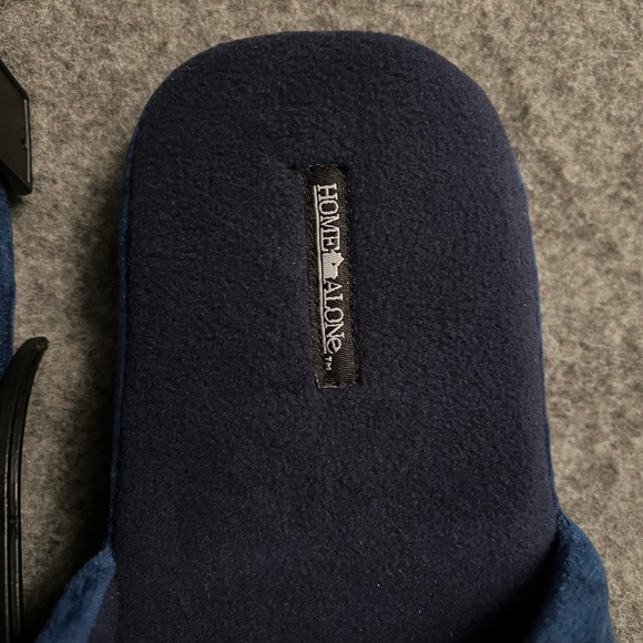 HOME ALONE Merry Christmas Ya Filthy Animal Slippers MEDIUM NWT - Picture 3 of 6